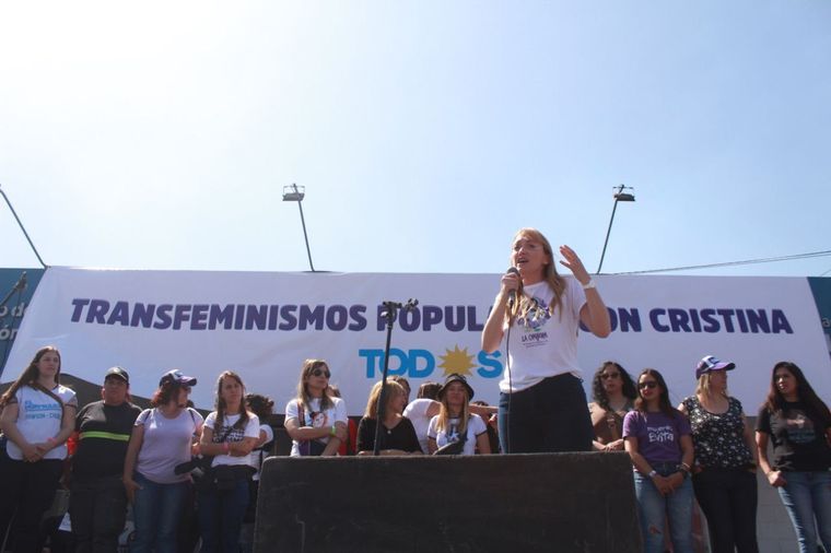 La senadora nacional en el escenario durante el encuentro Foto: Twitter @anabelfsagasti
