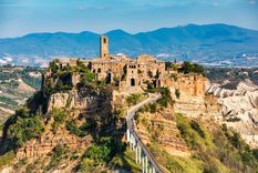 Civita di Bagnoregio enfrenta una constante amenaza de desaparición debido a la erosión que, poco a poco, va reduciendo el tamaño de su base Foto: Shutterstock