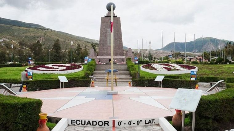 El Monumento a la Mitad del Mundo es uno de los lugares turísticos más característicos de Quito. Foto: GETTY IMAGES