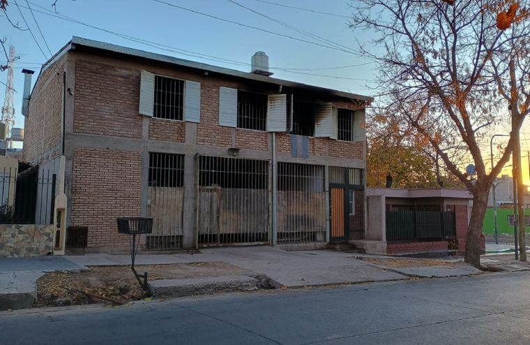 La casa donde Bomberos Voluntarios de Godoy Cruz y Cuartel Central sofocaron el incendio y asistieron a las víctimas