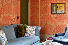 Un contraste inteligente de colores de pintura y del empapelado logra un gran impacto en la decoración.