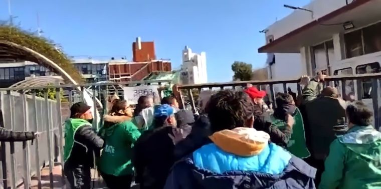 Sindicalistas de ATE causaron destrozos en la municipalidad de Lanús.