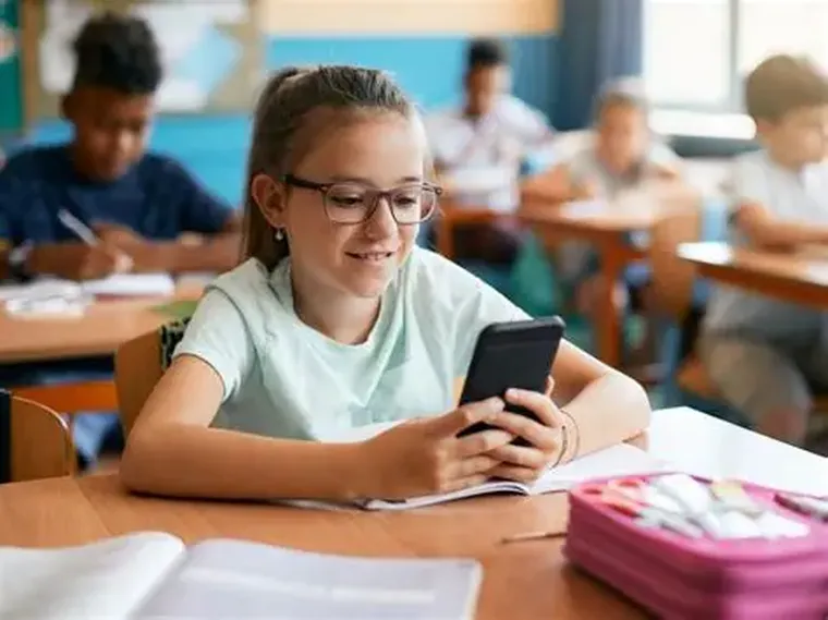 En la Argentina actual, la tenencia de teléfonos móviles entre los estudiantes resulta sumamente elevada. En la Argentina actual, la tenencia de teléfonos móviles entre los estudiantes resulta sumamente elevada.
