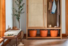 Una entrada luminosa, ordenada y sin desorden. Foto: Crédito de la imagen: Chad Mellon en Studio Mellon / Estilismo Kara Perlis