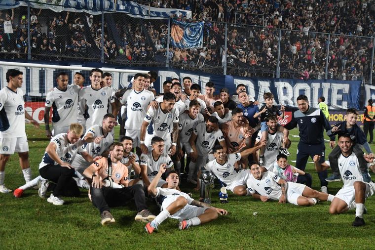 El equipo, la Copa y la gente. El equipo, la Copa y la gente. 