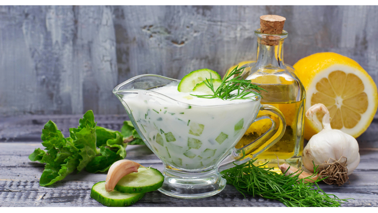 Ideal para todo: receta de salsa de yogur y pepino fácil.