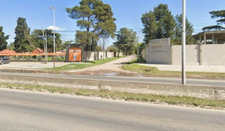 El cruce de la calle Saturno con la Ruta Provincial 4, dentro del barrio 9 de Abril. El cruce de la calle Saturno con la Ruta Provincial 4, dentro del barrio 9 de Abril.