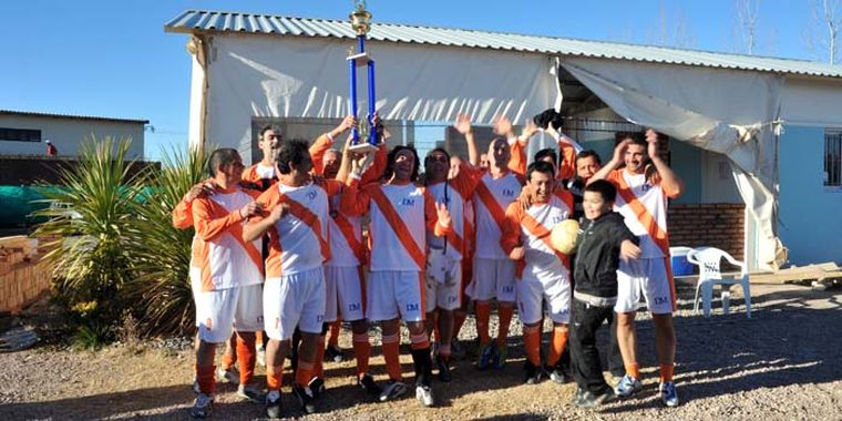 Diagnóstico Médico con el trofeo obtenido. Foto: Pablo Matar/Mediamza.com