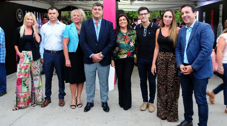 Hebe Bayona y las autoridades de Cencosud recibieron al vicegobernador Mario Abed junto a su esposa Cristina; a Mariana Juri y a Tadeo García Zalazar,