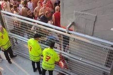 La seguridad de River, al lado del hincha. Foto: Redes Sociales