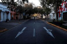 Una calle desierta de Santiago en medio de la pandemia.
