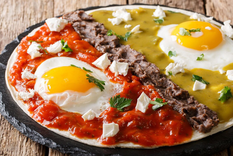 Esta receta debe su nombre a la separación visual de las dos salsas, que “divorcian” los huevos, convirtiéndola en una receta divertida y muy representativa del humor culinario mexicano.