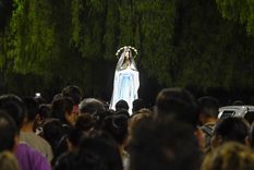 Cientos de personas participan de la procesión de la Virgen de Lourdes.