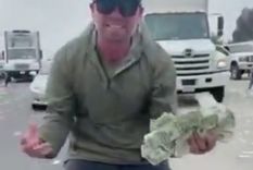 La gente detuvo sus vehículos y comenzó a cosechar los billetes La gente detuvo sus vehículos y comenzó a cosechar los billetes