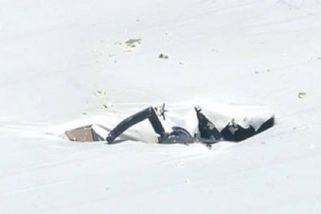 El helicóptero quedó incrustado en la estructura tras atravesar el techo del edificio. El helicóptero quedó incrustado en la estructura tras atravesar el techo del edificio.