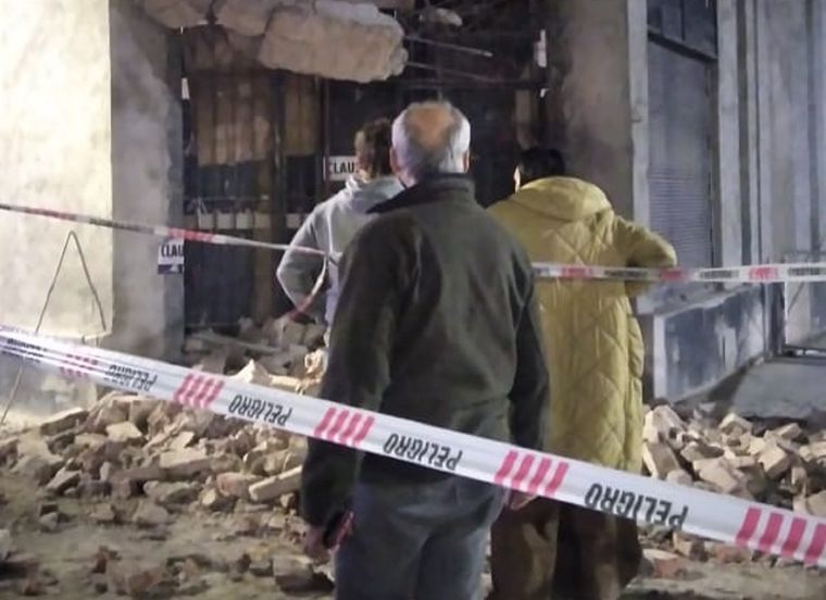 Defensa Civil y operarios trabajaron en la limpieza y vallado de la zona afectada por el derrumbe en Capital.