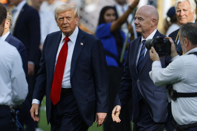 Donald Trump junto a Gianni Infantino, presidente de la FIFA, en la final del Mundial de Clubes.