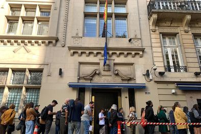 MDZol | Largas filas en el Consulado de España de personas que quieren hacer la ciudadanía o el pasaporte Foto: Milagros Moreni
