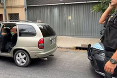 El hecho ocurrió en Almagro, cuando una policía vació su cargador contra los pasajeros de un auto en el que también iba dentro.