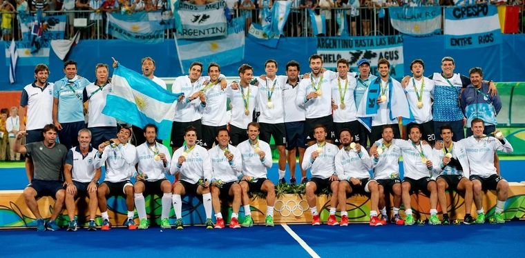 Rolo arriba, al lado de la bandera que dejaron en lo alto