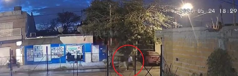 El militar abatió a uno de los delincuentes Foto: captura video