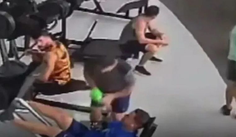 accidente gimnasio Captura del video del gimnasio, segundo antes del accidente del joven. Foto: Captura de pantalla.