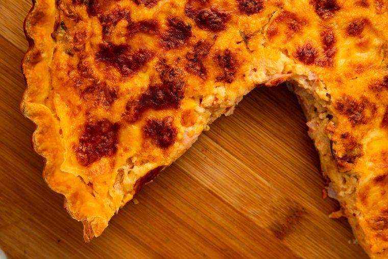 Receta de tarta de polenta con queso y tomates. Receta de tarta de polenta con queso y tomates.