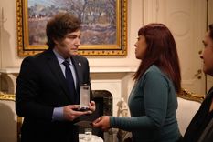 El presidente Javier Milei le entregó la condecoración al Valor Ciudadano a la familia de Luca Aguilar, el joven asesinado en el municipio de Moreno. Foto: Presidencia