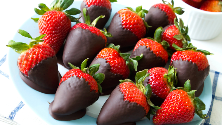 El postre más fácil: chocolate con frutillas en minutos