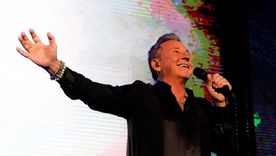 El reconocido cantautor regresa a los escenarios tras una pausa necesaria en su carrera. El reconocido cantautor regresa a los escenarios tras una pausa necesaria en su carrera.