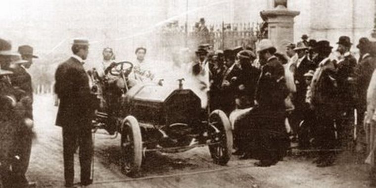Se realiza la primera carrera de autos de la historia. Foto: Archivo