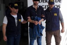 Esposado Si bien en la foto el sujeto aparece esposado, no lo metieron en prisión.