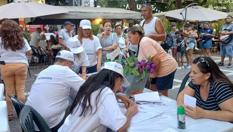 Cientos de personas se acercaron a completar el esquema de vacunación. Foto: Gobierno de Mendoza