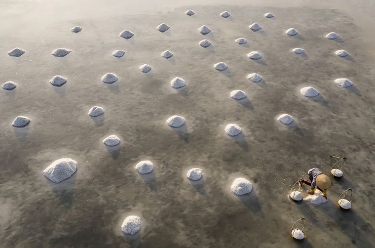 Mención categoría personas, Montañas de sal de Igor Altuna Foto: https://droneawards.photo/