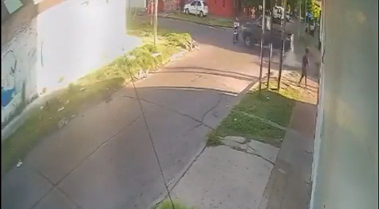 El terrible accidente fue captado por las cámaras de seguridad de la zona