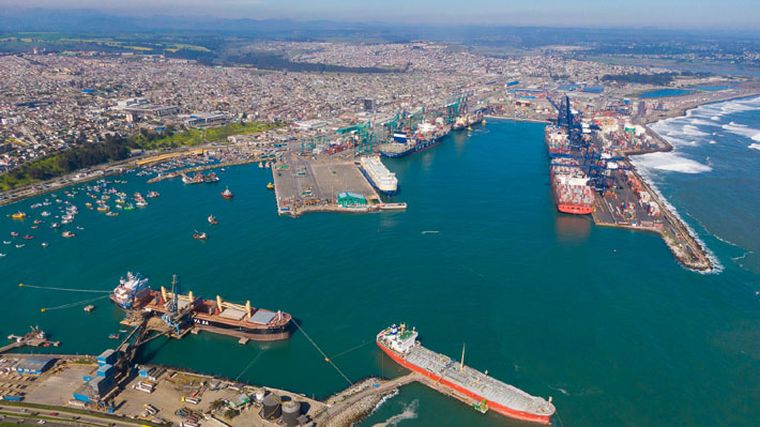 El puerto de San Antonio, junto al de Valparaíso, funciona como la principal salida al Océano Pacífico para la carga argentina.