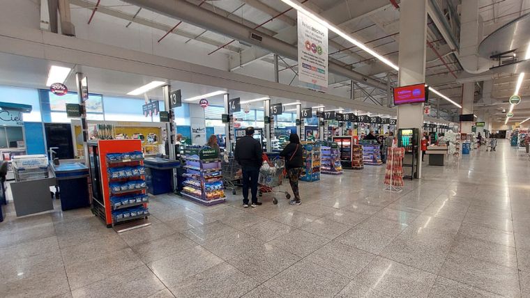 Cuánto cobra un cajero del supermercado Coto en mayo. Foto: Santiago Tagua/MDZ