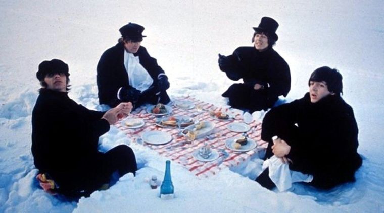 The Beatles, cuando filmaron Help, en 1965. Foto: Metro.