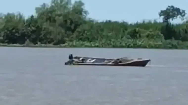 Dentro de la embarcación también hallaron a un animal muerto. Dentro de la embarcación también hallaron a un animal muerto.