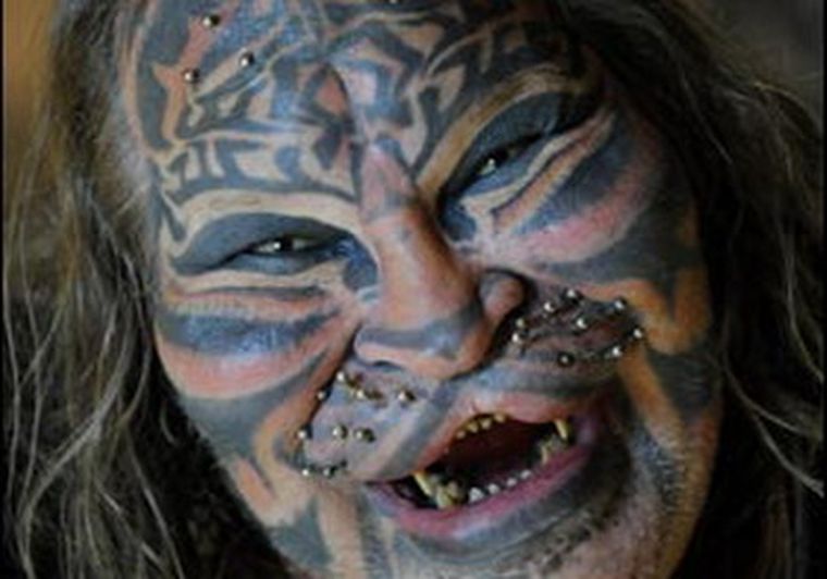 Rostro transformado para parecerse a un gato.