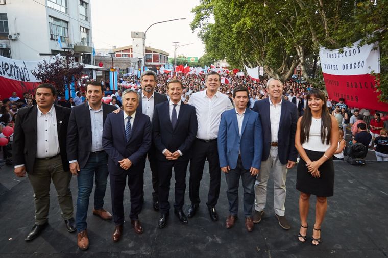 Intendentes de Cambia Mendoza Orozco asumió rodeado de dirigentes del oficialismo.