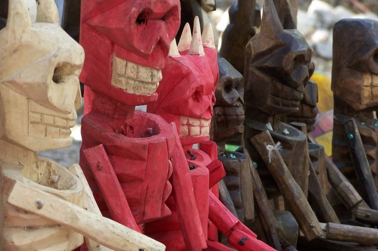 Calaveras/diablito de madera pintada, en Oaxaca, México.