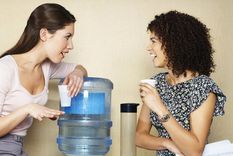 Foto: GETTY IMAGES. Regresar a la oficina a trabajar tiene muchas ventajas. Charlar con los colegas de cosas sin importancia es una de ellas.