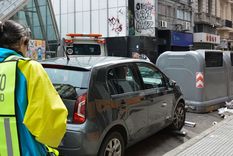 Solo por este martes, se podrá estacionar durante toda la jornada en las avenidas de la Ciudad donde habitualmente está prohibido estacionar los días hábiles. Foto: Celeste Salguero / MDZ