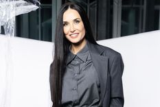 Esta es la guía definitiva para llevar tapados, firmada por Demi Moore Foto: Instagram