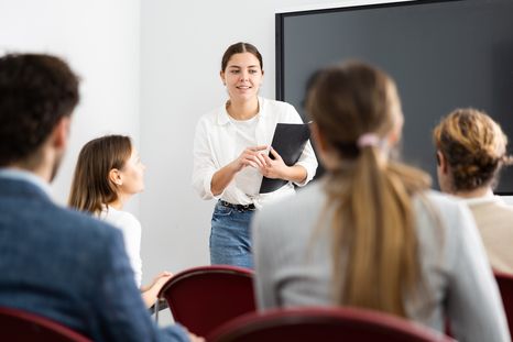 Estudiar idiomas se volvió una inversión estratégica para quienes buscan crecer en empresas internacionales, según la inteligencia artificial. Estudiar idiomas se volvió una inversión estratégica para quienes buscan crecer en empresas internacionales, según la inteligencia artificial.