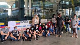 Tras quedarse sin dinero, una treintena de venezolanos ahora pernocta en las inmediaciones del aeropuerto Adolfo Suárez Madrid-Barajas. Foto: BBC Mundo