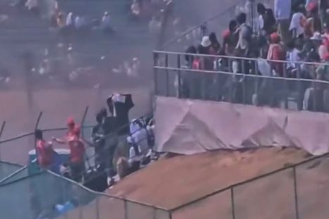 Trabajos contrarreloj en Suzuka tras el accidente que obligó a retrasar la largada. Trabajos contrarreloj en Suzuka tras el accidente que obligó a retrasar la largada.