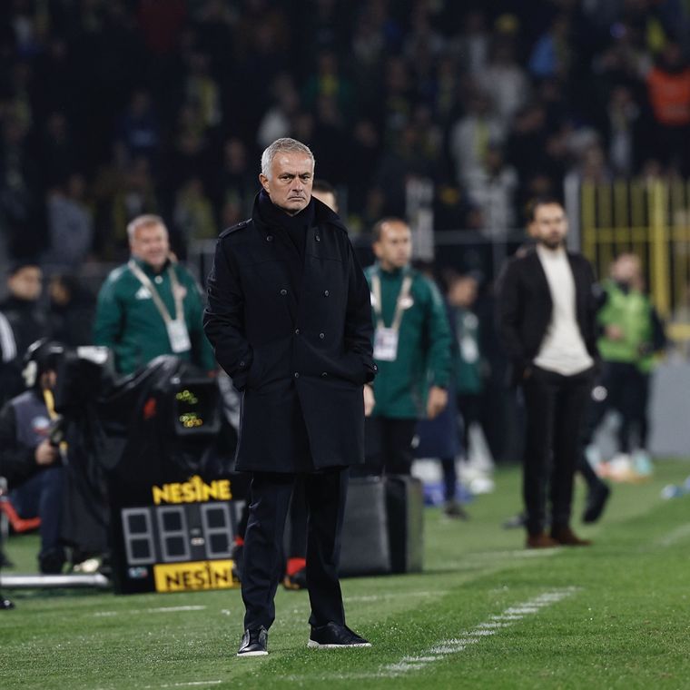 En medio de los rumores sobre una posible vuelta al Madrid, Benfica le ofreció la renovación a Mourinho. En medio de los rumores sobre una posible vuelta al Madrid, Benfica le ofreció la renovación a Mourinho.