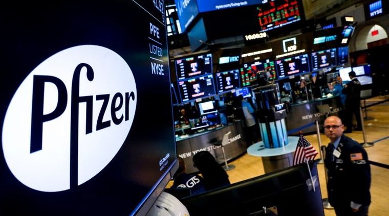 Pfizer aparece en un monitor en el piso de la Bolsa de Valores de Nueva York. Foto: Reuters